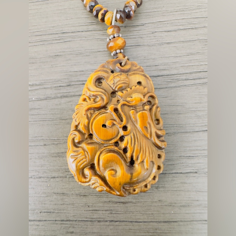 NWT Carved Tiger’s Eye Dragon Pendant Beaded Necklace